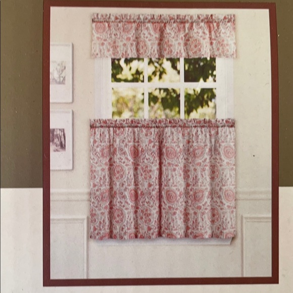 NWT Coral & Ivory Medallion Tier and Valance Set